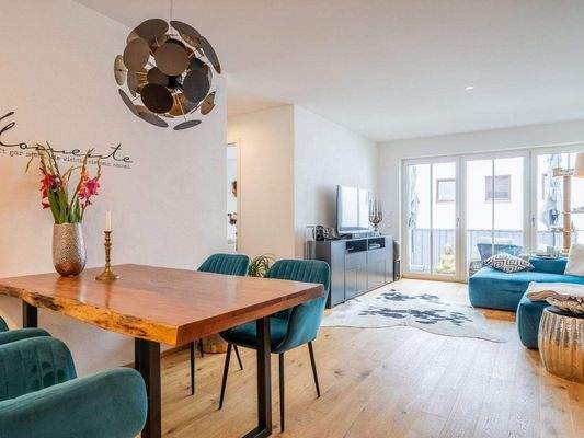 eleganter Wohn-/ Essbereich mit Balkonaustritt