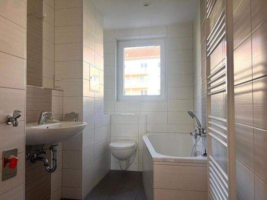 Badezimmer mit Fenster