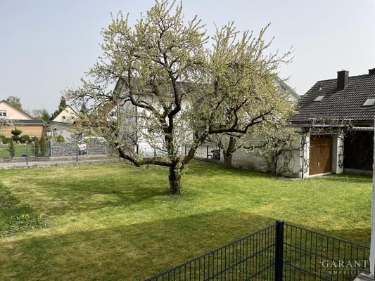 ein riesengroßer Garten wartet auf Sie.