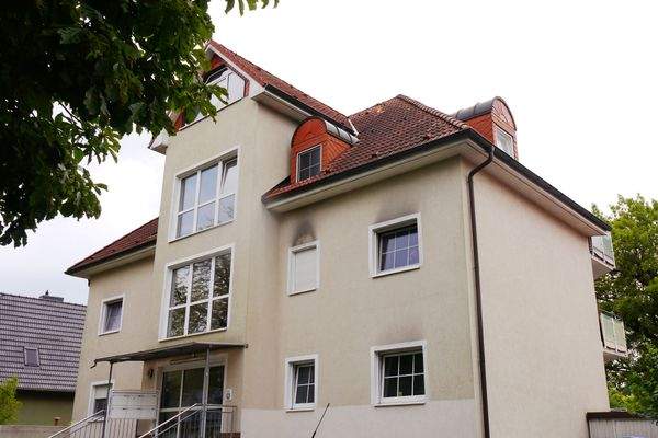 weitere Hausansicht mit Treppe zum Eingang 