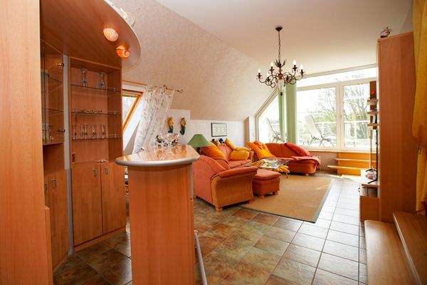 Wohnraum I mit Zugang zum Balkon