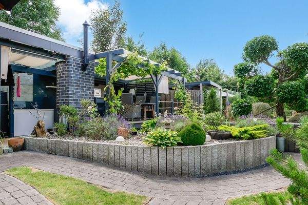 Gartenküche, Bali-Bad und Sitzgelegenheit