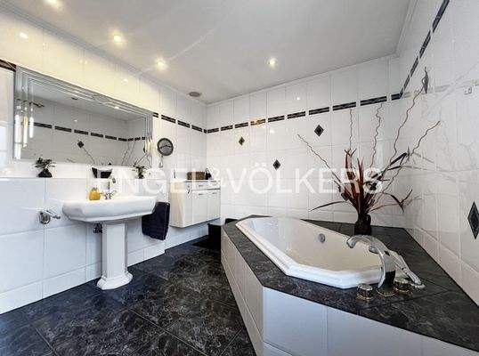 Großes Wannenbad EG