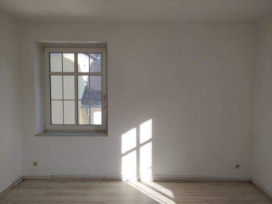 Helles Zimmer mit Fenster