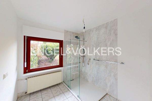 Badezimmer mit Dusche