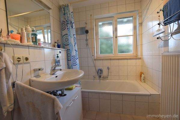 Bad mit Wanne der 2-Zimmer-Wohnung im 1. Obergeschoss