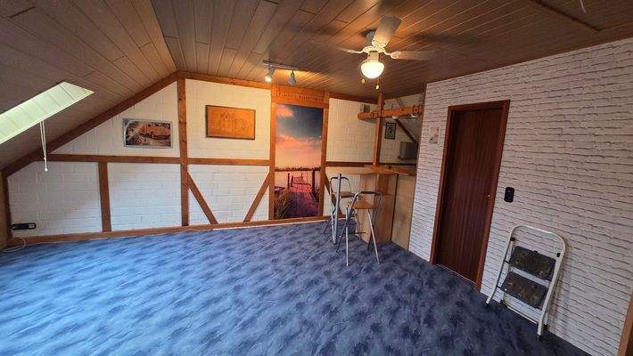 Dachgeschoss mit Spüle und Tresen