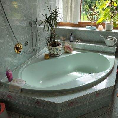 Helles Badezimmer mit Badewanne