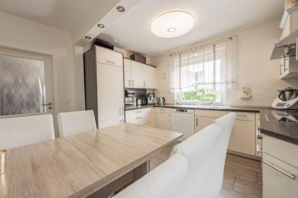 Modern ausgestattete Küche