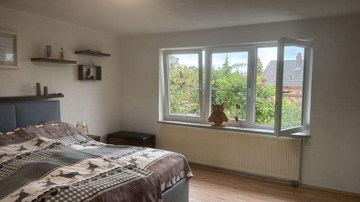 und einen wundervollen Blick in den Garten bietet