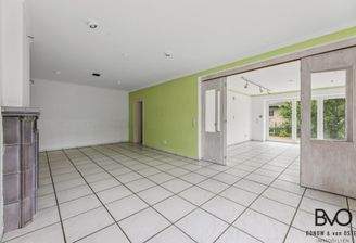 Gemütlicher Wohnraum mit Kamin und Blick ins Grüne