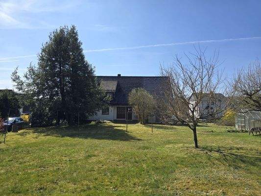 Blick vom Garten zum Haus