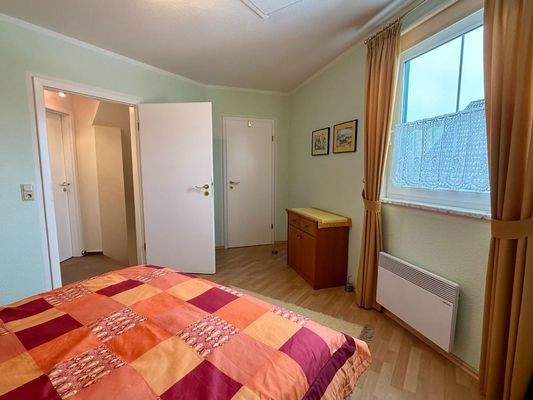 Schlafzimmer mit Blick zum Kinderzimmer