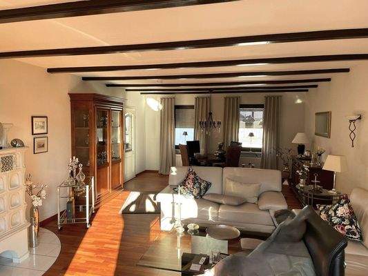 helles Wohnzimmer mit Zugang zur großen Terrasse