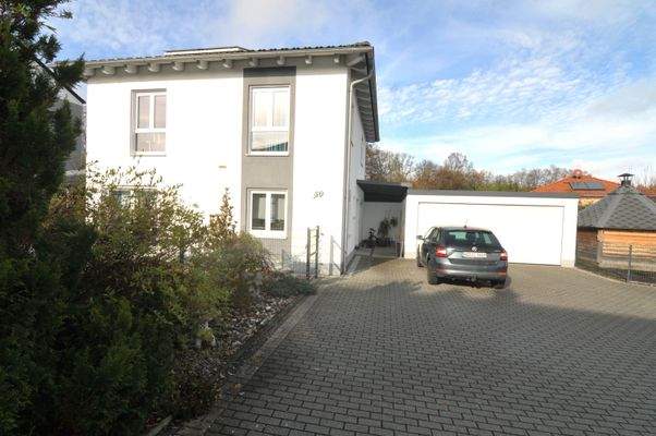 Großer Vorplatz vor Garage