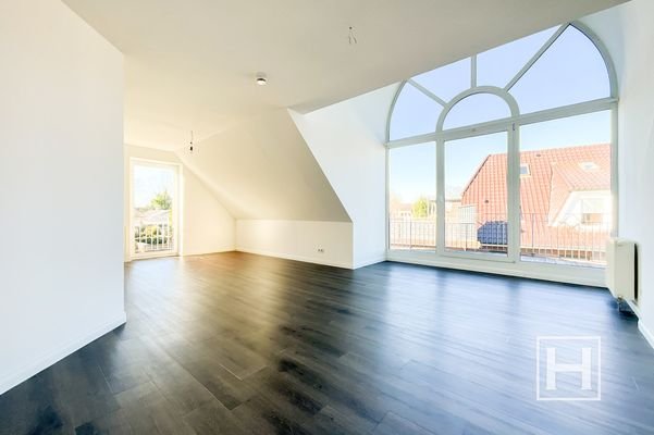 Zimmer mit imposanter Gaube und Zugang zum Balkon
