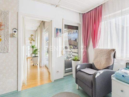 ...mit Zugang zu Balkon und Wohnzimmer