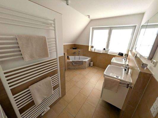 Das Tageslichtbad bietet neben der Handtuchheizug zwei Waschtische