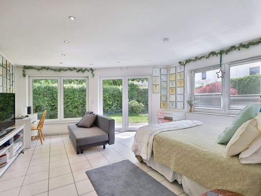 Geräumiger Schlafbereich im Gartengeschoss