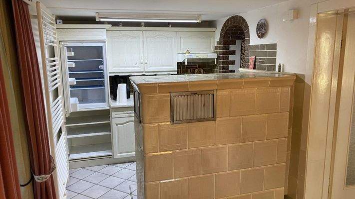 Küche m. Kachelofen im EG