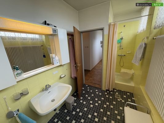 Badezimmer mit Dusche und Wanne OG