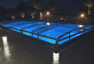 Mondlicht über dem luxuriösen Pool