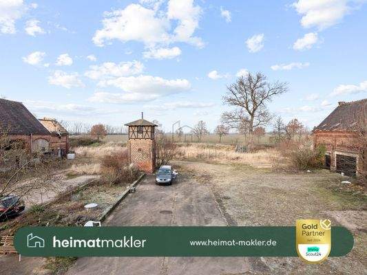 Hof mit Stellplätzen