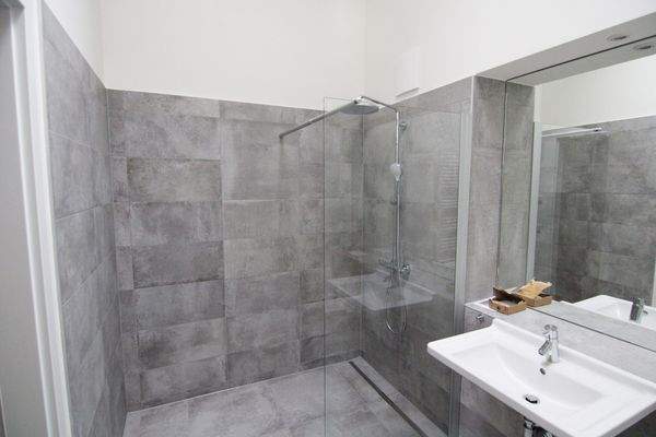 Elegantes Duschbad mit elektrischem Oberlicht