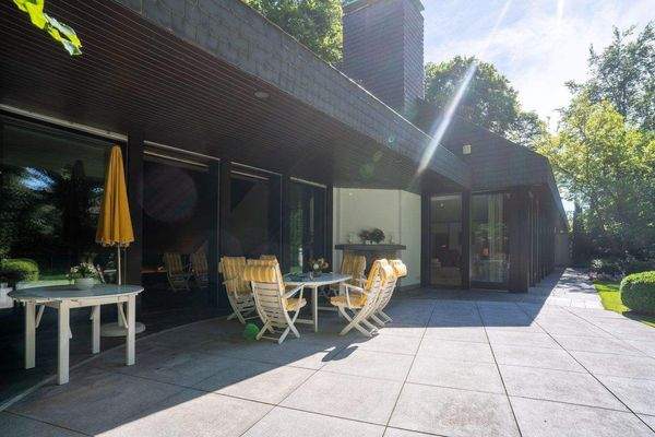 SCHWIMMHALLENTERRASSE