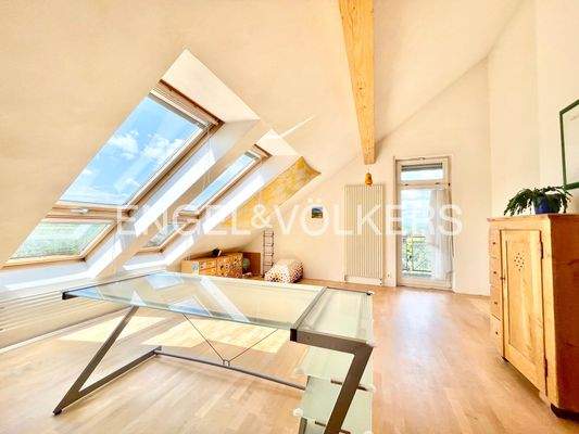 DG: Kinderzimmer mit Zugang zum Balkon