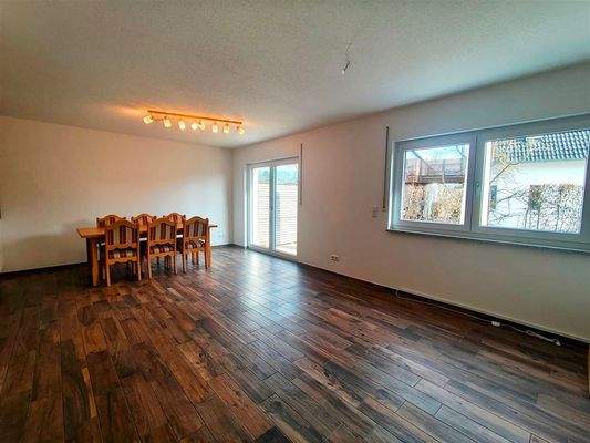 Wohnzimmer mit Zugang zur Terrasse