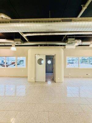 Verkaufsraum mit Windfang