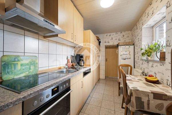 Der Blick in die Küche im Erdgeschoss