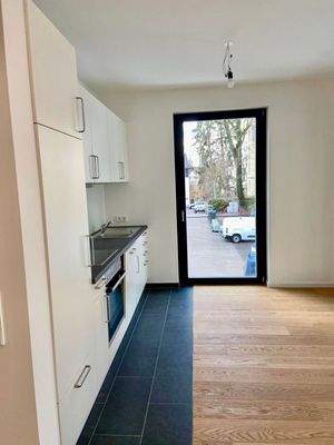 Moderne Küche mit Balkonblick