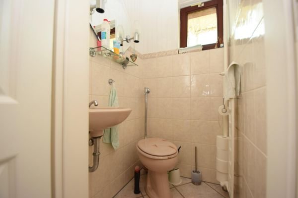 Gäste-WC mit Fenster.