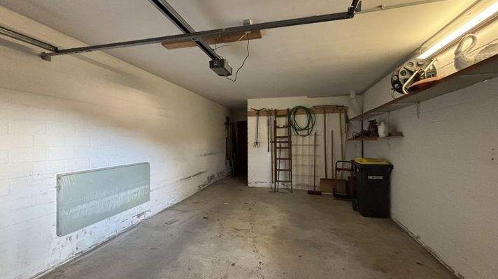 Garage mit elektr. Garagentor