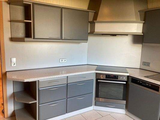 die Einbauküche mit E-Herd,