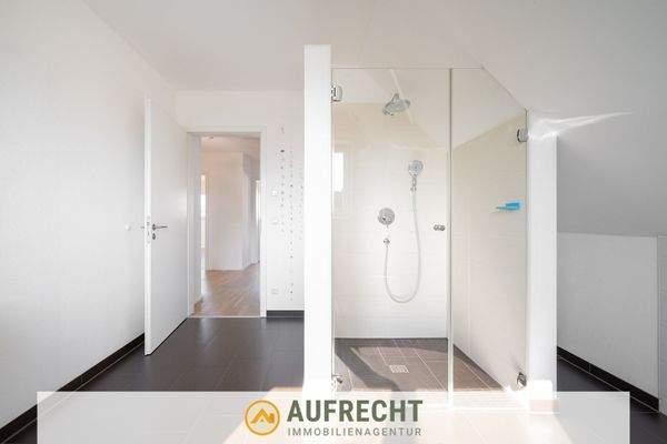 modernes Tageslicht-Badezimmer
