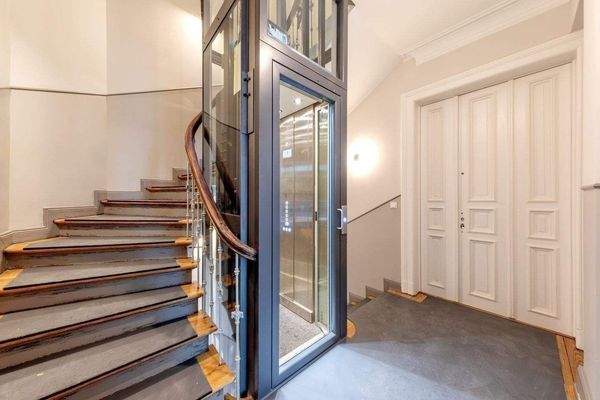 Treppenhaus mit Aufzug