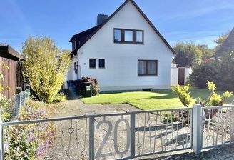 Haus von vorn mit Zaun