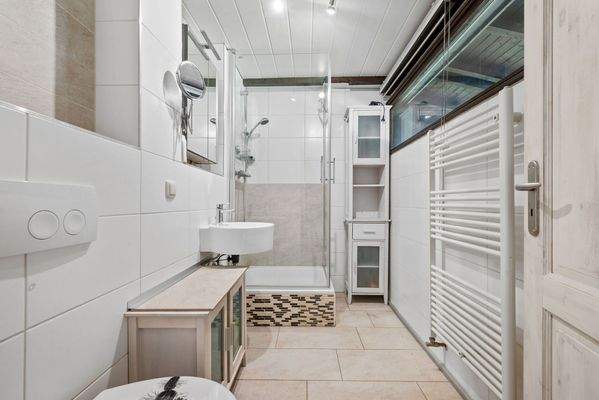 Bad mit Dusche und Fenster