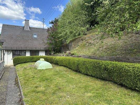 Garten mit Blick zum Haus