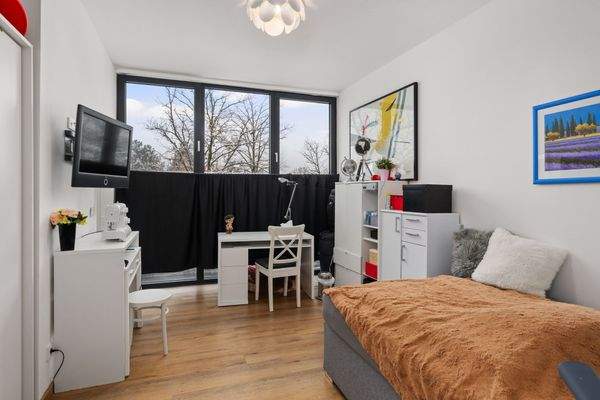 Flexibel nutzbares Wohn- und Schlafzimmer (16,89m²) mit Tageslichtduschbad en suite.