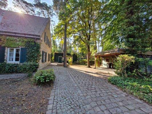 weitläufiger Eingangsbereich zum Haus und Carport