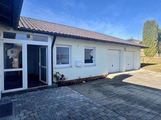 Hausansicht mit Garagen