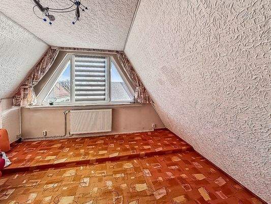 weiteres Zimmer im Spitzboden