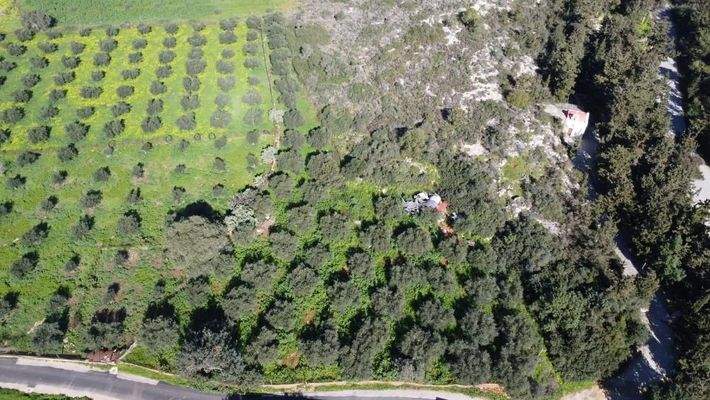 Kreta, Kampani: Ruhiges Grundstück in Akrotiri mit Bergblick zu verkaufen