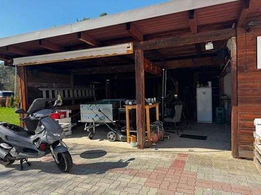 Nebengebäude mit  viel Stellfläche und Carport