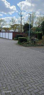 Garage und Stellplätze