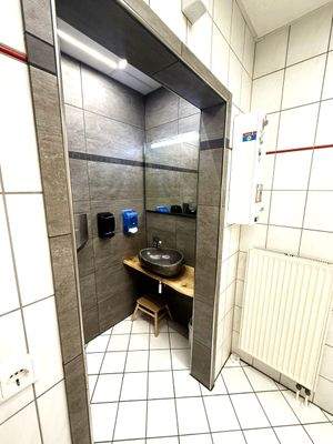 Kleines Waschbecken im Bad